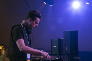 DJ và nhà sản xuất Alex Midi đã lựa chọn hệ thống Bose xách tay