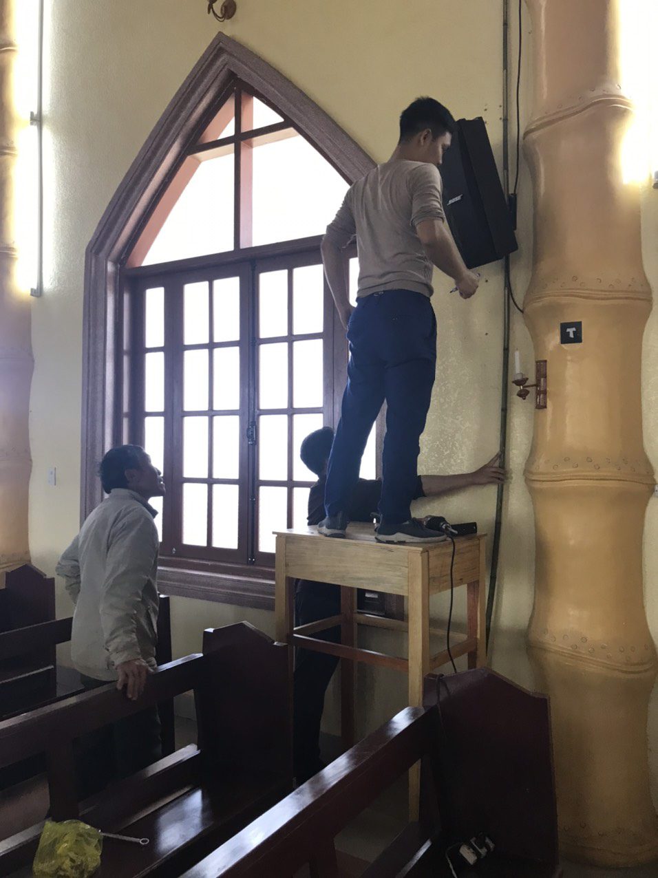 Kỹ thuật viên của Saomai Audio đang lắp đặt loa trong nhà thờ